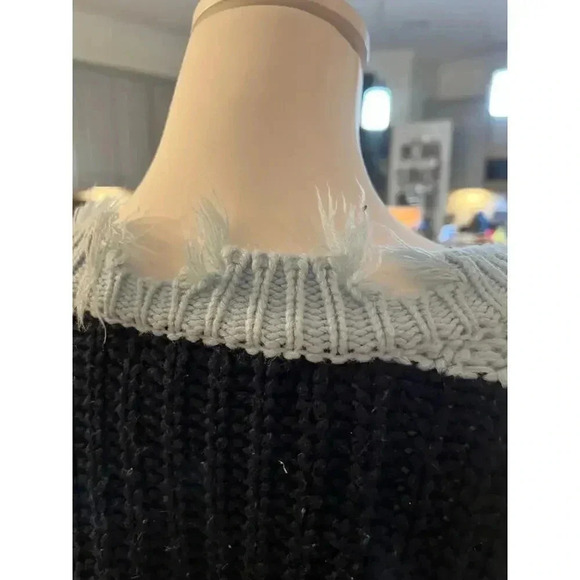 Leeli + Lou tattered oversized v neck sweater size medium - Picture 3 of 6